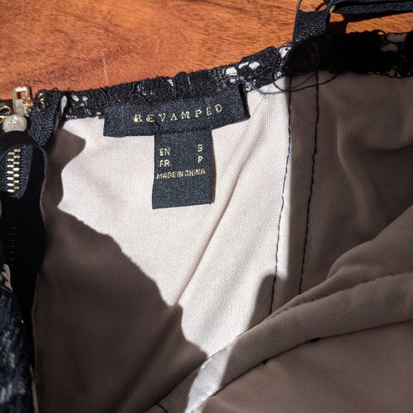 Y2K bodycon dress with lace details - Picture 5 of 5